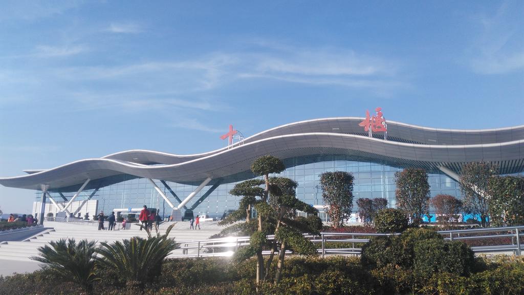 Wudangshan Yinjie Holiday Hotel Danjiangkou Bagian luar foto